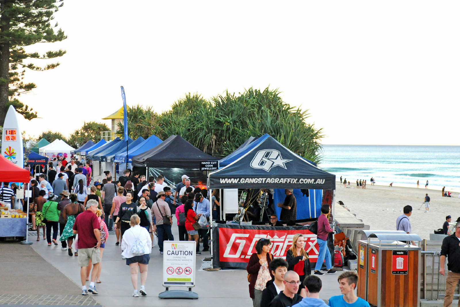 OFF TO MARKET // SURFERS PARADISE BEACHFRONT MARKETS